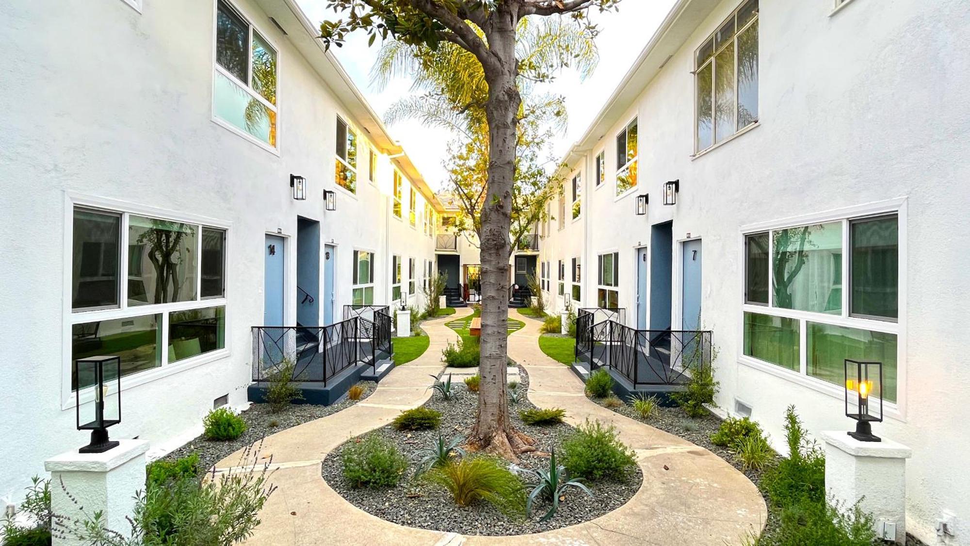 Hollywood/Thai Town Courtyard Apartment Лос Анджелис Екстериор снимка